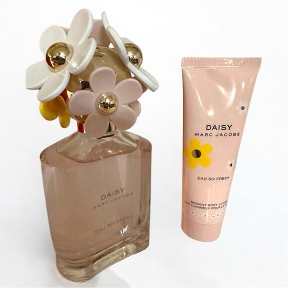 Marc Jacobs Daisy Eau So Fresh 4.2 oz Eau de Toilette & Body Lotion Set -
New - Picture 13 of 17